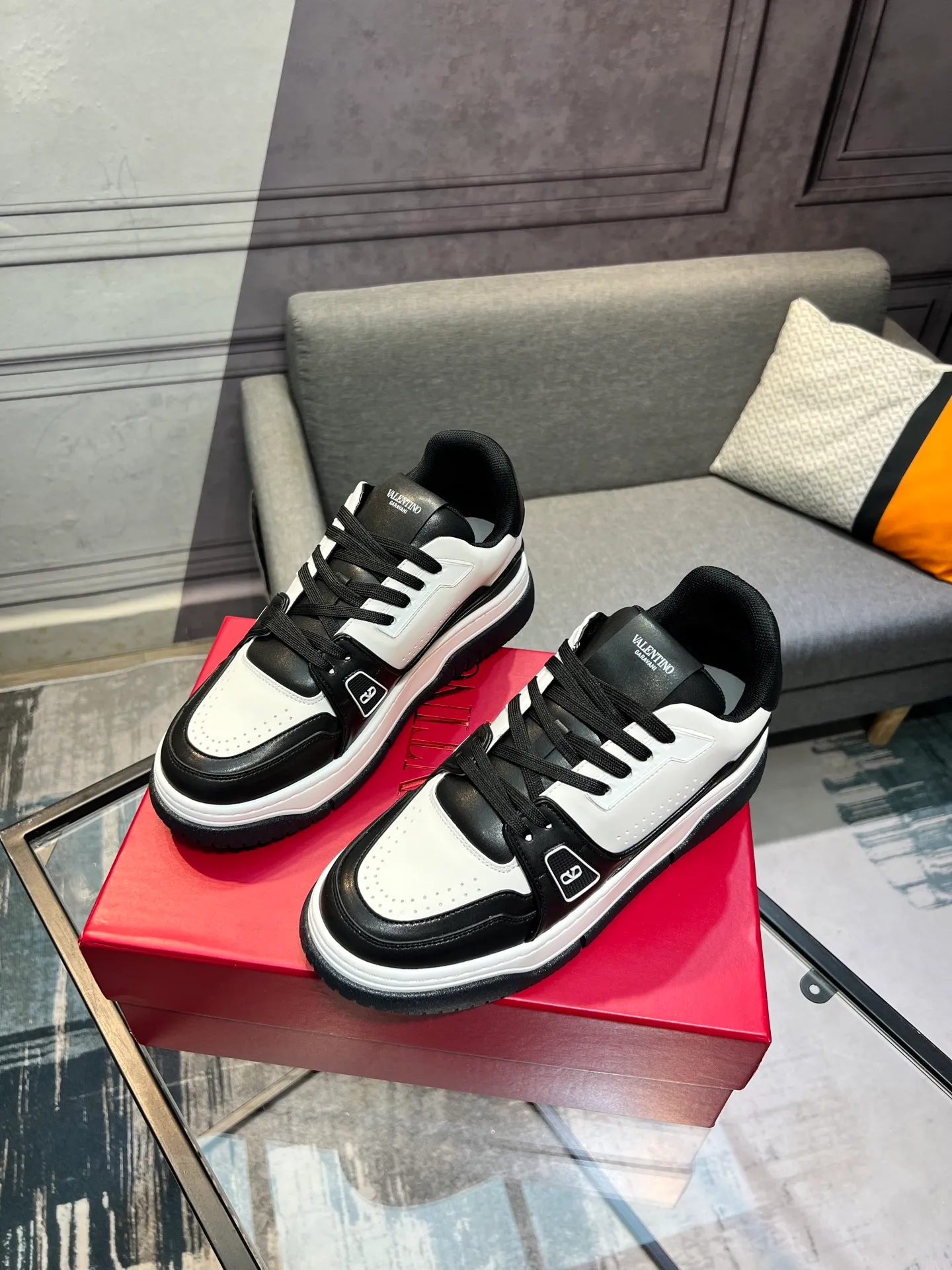Men's Men's Shoes 💰660 Valentino 2023 early autumn new star shoes are now online! Wang Hedi and Ren Jialun have been worn by many celebrities. Who can refuse the same couple shoes as Wang Hedi! The design of Stars Stab My Heart is cool and spicy. The material of the shoes is cowhide, and every color is beautiful! Size 35-40, men’s size 39-44 (women’s 41, men’s 38, 45🉑️customized)